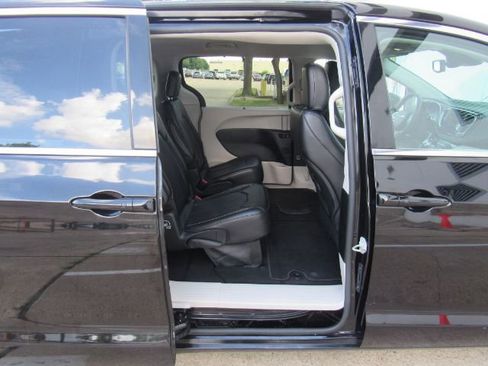 Used 2024 Chrysler Pacifica Touring-L image 24