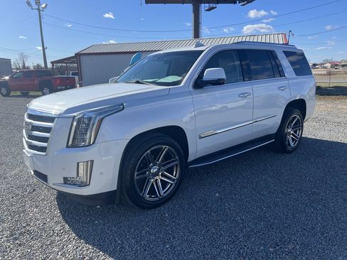 Used 2017 Cadillac Escalade Luxury RWD image 3