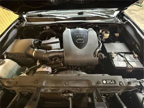 Used 2018 Toyota Tacoma TRD Sport AWD/4WD image 25