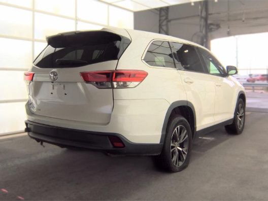 Used 2019 Toyota Highlander LE FWD image 2