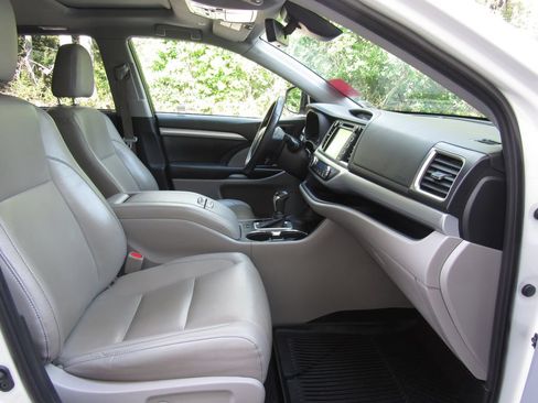 Certified 2019 Toyota Highlander XLE AWD/4WD image 19