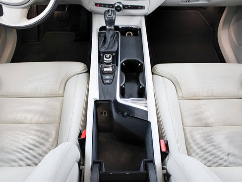 Certified 2021 Volvo XC60 T5 Inscription w/ Advanced Package image 18