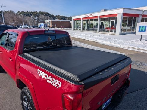 Used 2017 Toyota Tacoma TRD Sport image 12