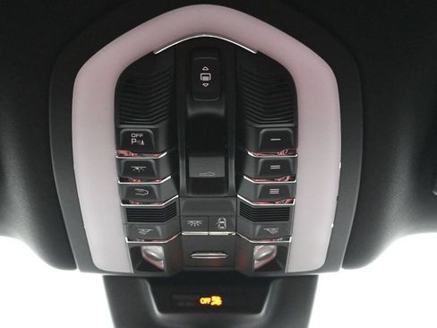 Used 2024 Porsche Macan AWD/4WD image 25