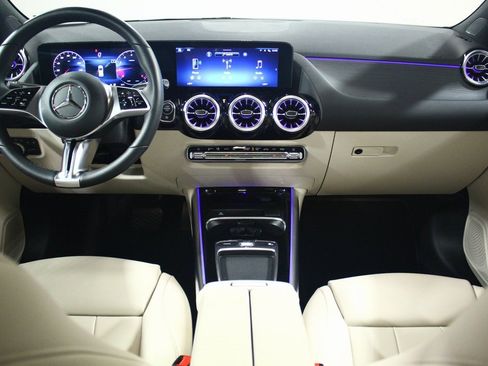 Used 2025 Mercedes-Benz GLA 250 4MATIC image 4