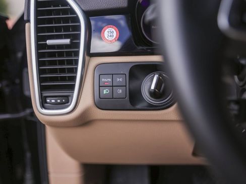 Certified 2023 Porsche Cayenne Platinum Edition image 20