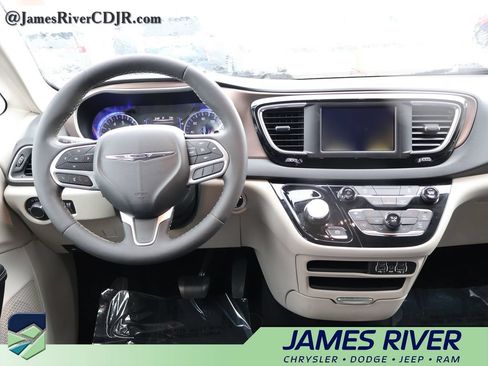 Used 2023 Chrysler Voyager LX FWD image 18