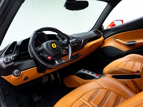 Used 2018 Ferrari 488 GTB RWD image 2