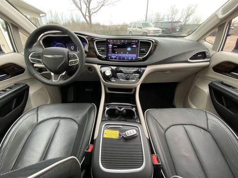 Used 2023 Chrysler Pacifica Limited FWD image 15
