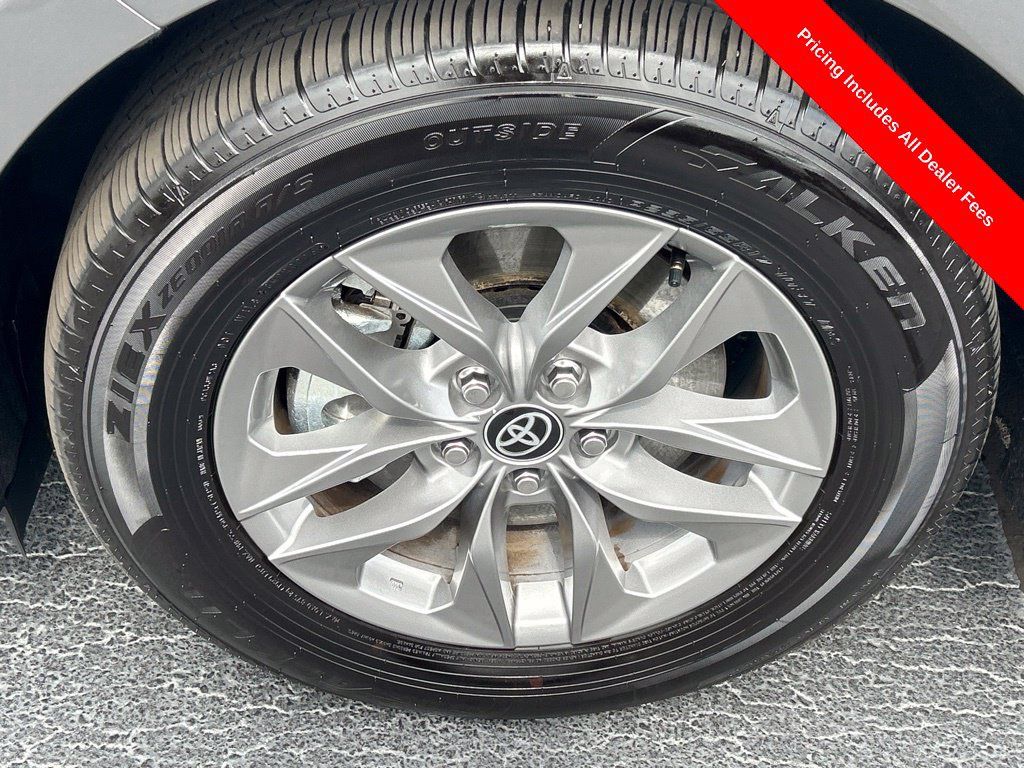 Used 2026 Toyota Sienna XLE FWD image 26