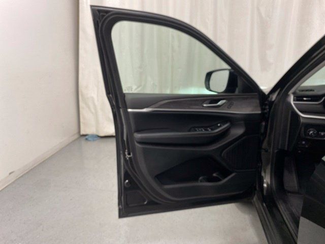 Used 2023 Jeep Grand Cherokee L Limited AWD/4WD image 28