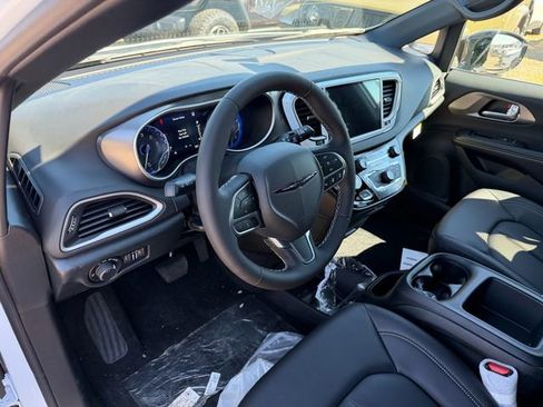 New 2026 Chrysler Voyager LX FWD image 11