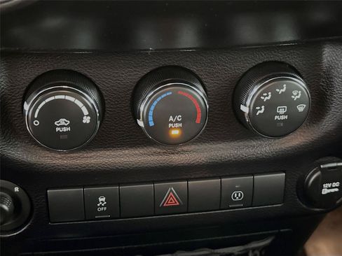 Used 2015 Jeep Wrangler Unlimited Sahara w/ Connectivity Group AWD/4WD image 8