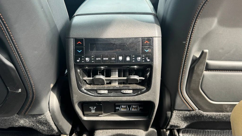 Used 2023 Jeep Grand Cherokee L Summit AWD/4WD image 8