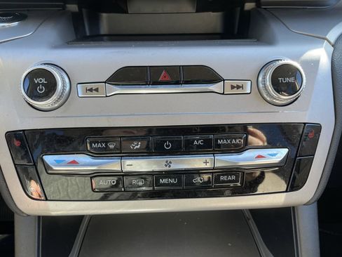 Used 2022 Ford Explorer XLT image 22