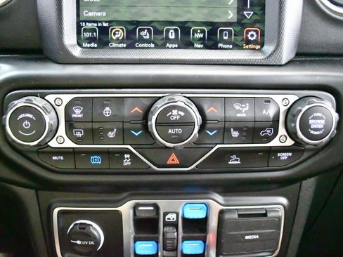 Used 2023 Jeep Wrangler Unlimited Sahara w/ Cold Weather Group AWD/4WD image 27