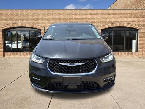 Used 2023 Chrysler Pacifica Touring-L FWD image 8