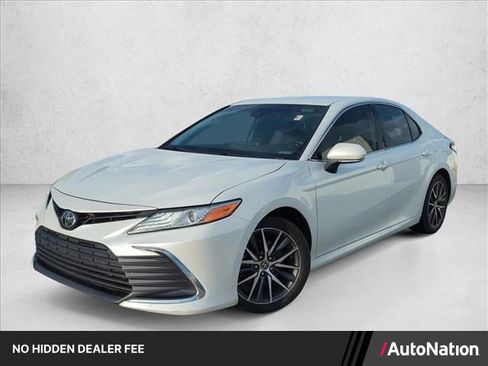 Used 2022 Toyota Camry XLE FWD image 1