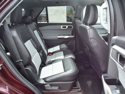 Used 2022 Ford Explorer XLT w/ Equipment Group 202A AWD/4WD image 43