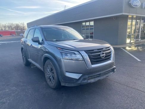 Used 2022 Nissan Pathfinder SV image 3