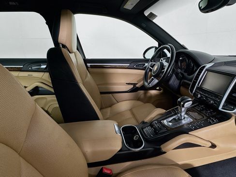 Used 2016 Porsche Cayenne w/ Premium Package image 34