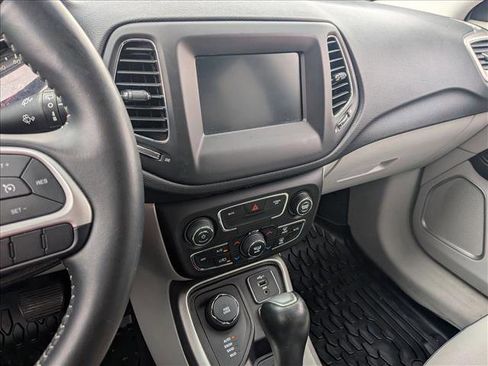 Used 2020 Jeep Compass Latitude AWD/4WD image 18