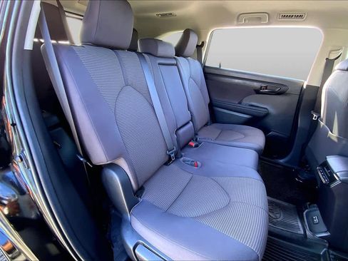 Used 2023 Toyota Highlander LE FWD image 19