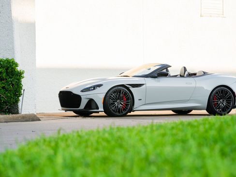 Used 2023 Aston Martin DBS Volante image 2