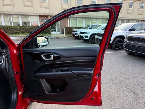 Used 2022 Jeep Compass Limited image 32