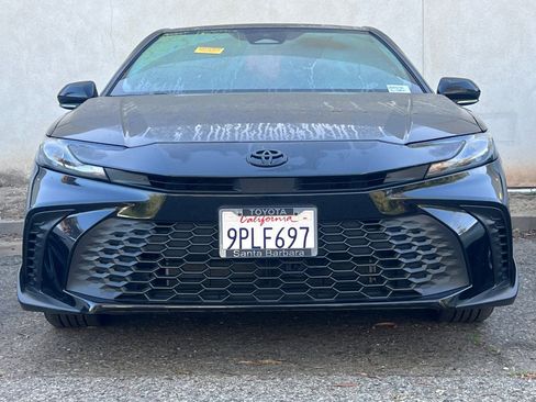 Used 2025 Toyota Camry SE image 3