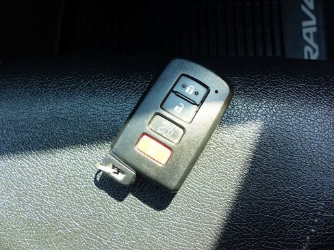 Used 2018 Toyota RAV4 XLE AWD/4WD image 48