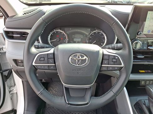 Used 2025 Toyota Highlander XLE image 21