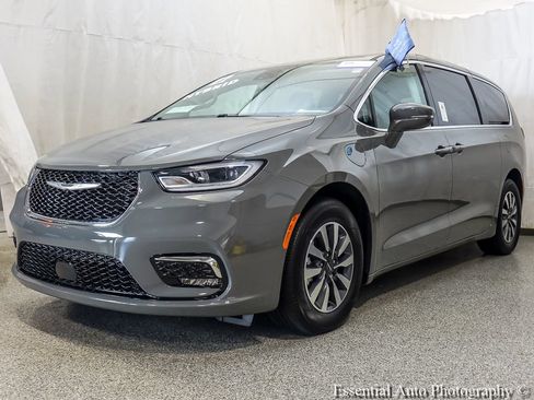 Used 2022 Chrysler Pacifica Touring-L FWD image 2
