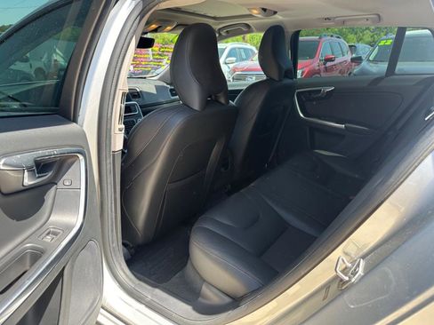 Used 2016 Volvo V60 T5 Cross Country image 15