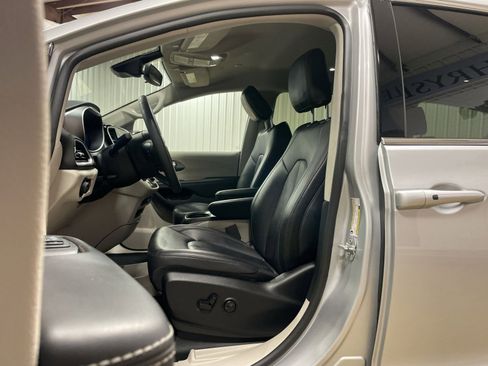 Used 2024 Chrysler Pacifica Touring-L FWD image 15
