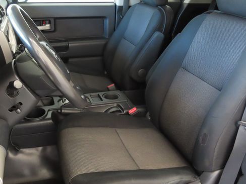 Used 2010 Toyota FJ Cruiser 4WD image 11