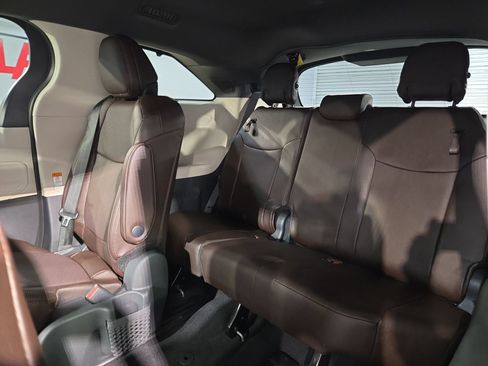 Used 2024 Toyota Sienna Platinum FWD image 36