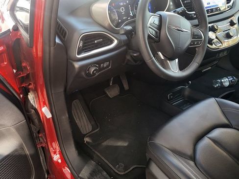 Used 2025 Chrysler Pacifica Select FWD image 3