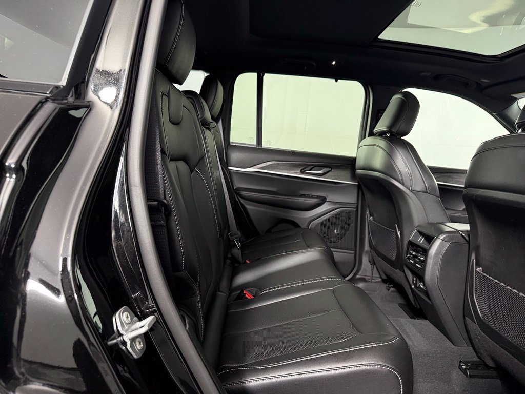 Certified 2025 Jeep Grand Cherokee Limited w/ Luxury Tech Group II RWD image 16