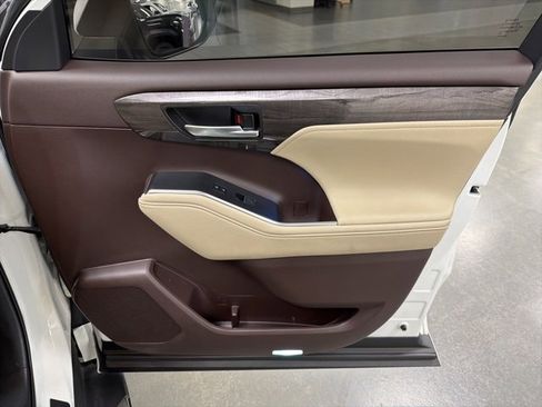 Certified 2021 Toyota Highlander Limited image 11