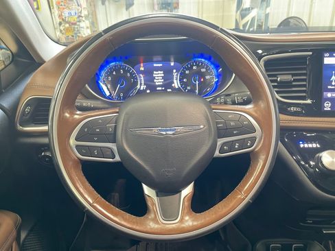 Used 2019 Chrysler Pacifica Limited w/ Advanced Safetytec Group FWD image 27