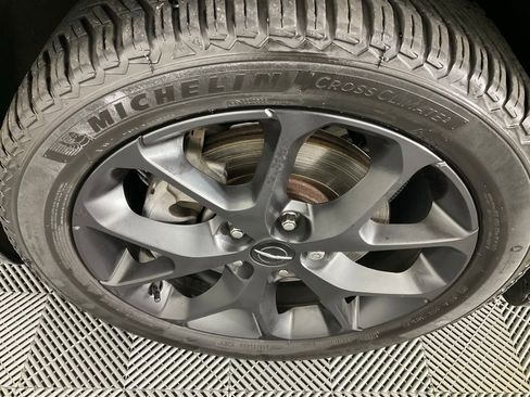 Used 2021 Chrysler Pacifica Limited w/ Uconnect Theater Family Group image 10