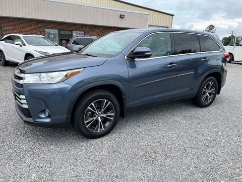 Used 2019 Toyota Highlander Plus AWD/4WD image 2