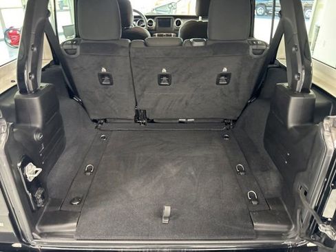 Used 2019 Jeep Wrangler Unlimited Sahara AWD/4WD image 14