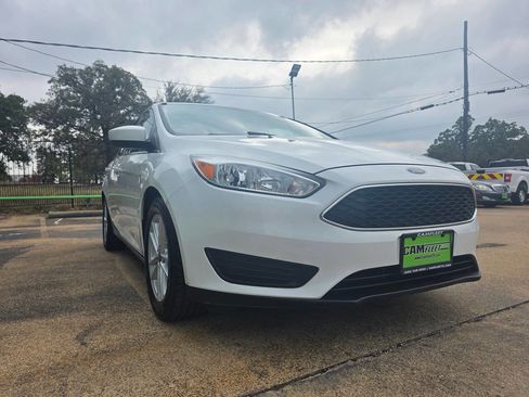 Used 2018 Ford Focus SE image 3