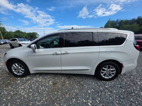 Used 2020 Chrysler Pacifica Touring-L FWD image 8