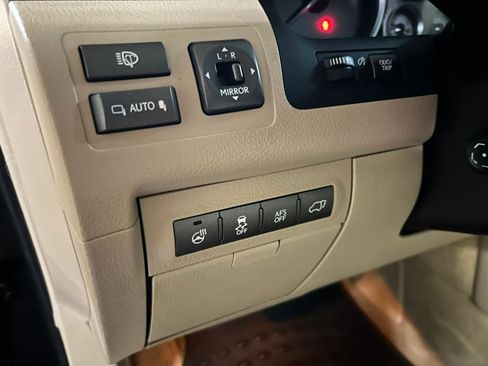 Used 2011 Lexus LX 570 4WD w/ Luxury Pkg image 11