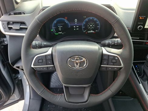 Certified 2025 Toyota Sienna XSE image 21