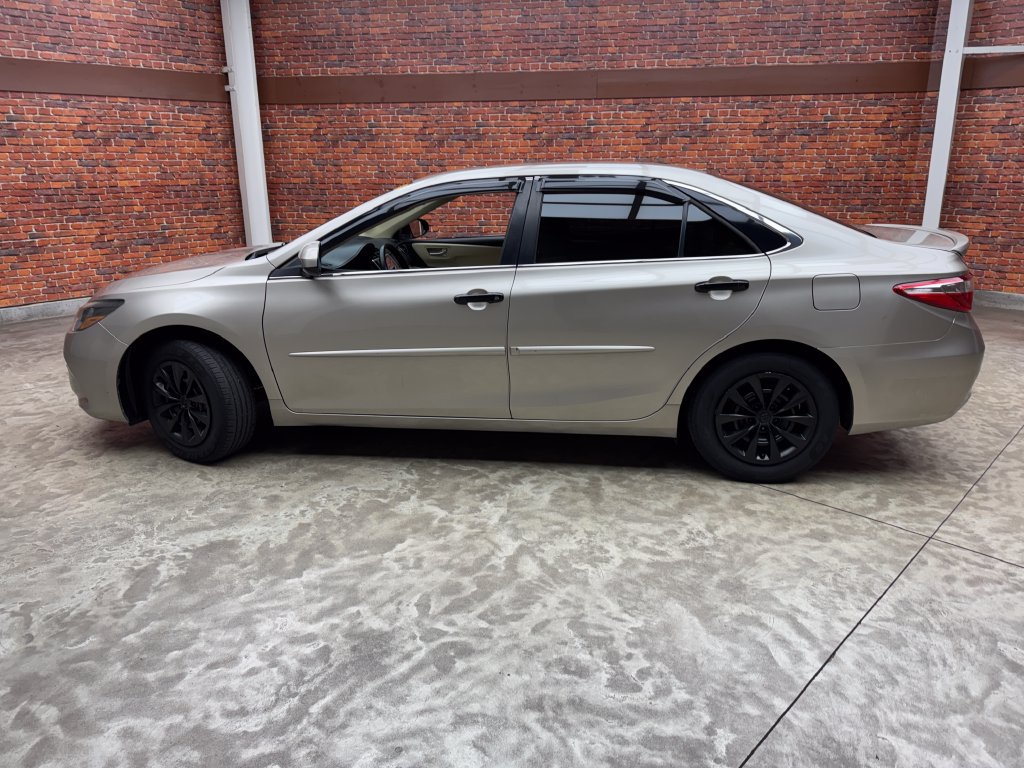 Used 2015 Toyota Camry LE FWD image 2