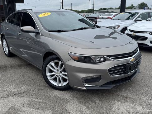 Used 2018 Chevrolet Malibu LT w/ Leather Package FWD image 2